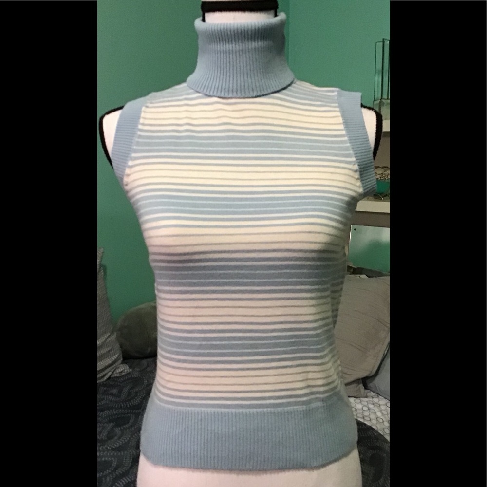 🇦🇷R Fashion white & sky blue turtleneck sleeveless sweater. Stretch size S/M